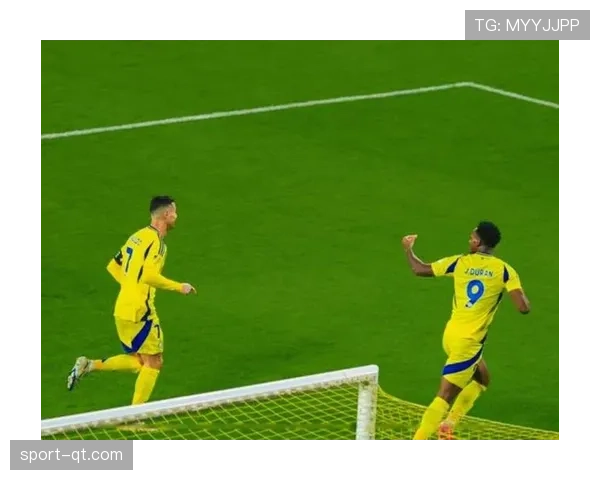 沙特联：C罗点射+任意球破门，利雅得胜利4-0大胜，紧追榜首新月